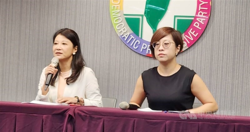 DPP spokesperson Michelle Lin (left) hosts a news conference in Taipei, where she is joined by Lee Yen-jong, head of the party