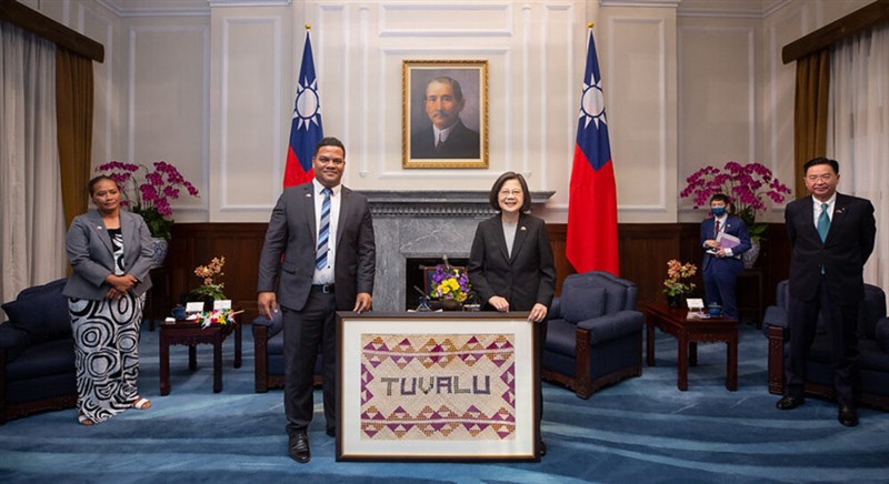 President Tsai Ing-wen (center right) and Foreign Minister Joseph Wu (right) meet with Tuvalu