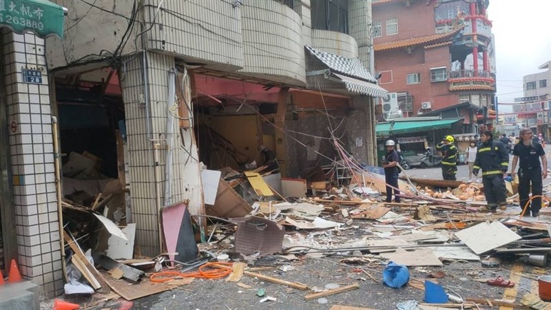 The blast shock left four people injured at a beef noodle shop on Tianyun Street in Miaoli Saturday. Photo courtesy of a private contributor