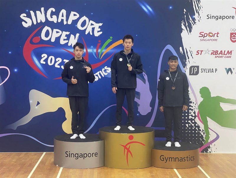 From left: Taiwanese gymnasts Shiao Yu-jan, Lee Chih-kai and Huang Yen-chang show their medals on the podium in Singapore Saturday. Photo courtesy of Lin Yu-hsin, head coach of the men