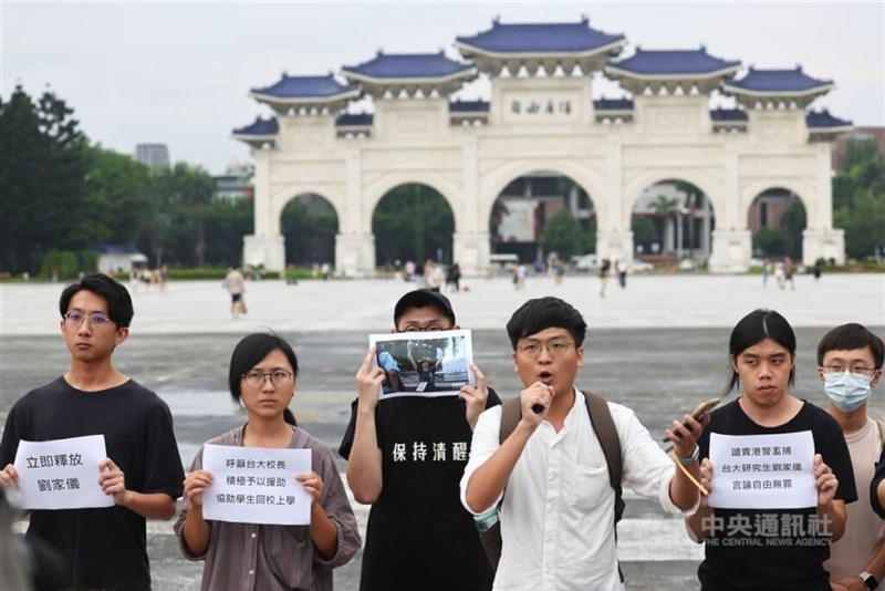 A group of National Taiwan University students on Sunday condemn the "arbitrary" arrest of a fellow student commemorating the Tiananmen Square crackdown in Hong Kong by local police the previous day. CNA photo June 4 2023