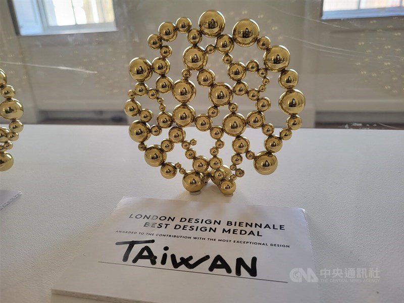 The best design medal Taiwan wins is displayed at the the London Design Biennale at the Somerset House in London on Friday. CNA photo June 3, 2023