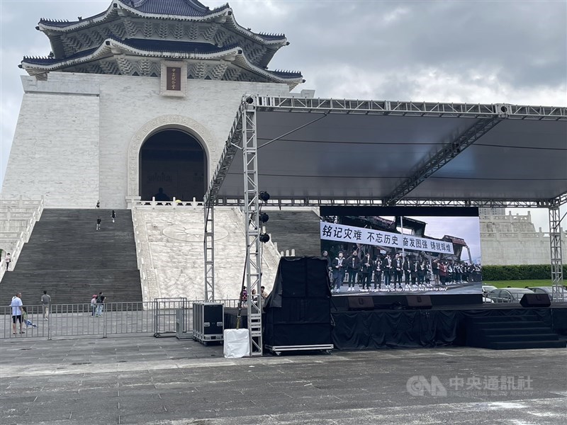 A film is shown in front of the National Chiang Kai-shek Memorial in Taipei Sunday as part of the event held to mark the 34th anniversary of Tiananmen Square crackdown. CNA photo June 4, 2023