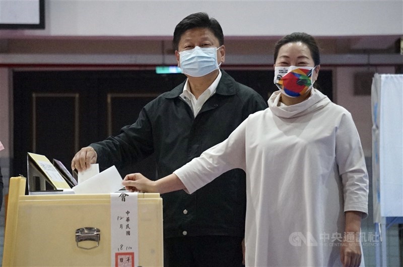 Legislator Fu Kun-chi (left) and his wife, Hualien County Magistrate Hsu Chen-wei, cast their ballots in referendums in the eastern county in this photo taken on Dec. 18, 2021. CNA file photo