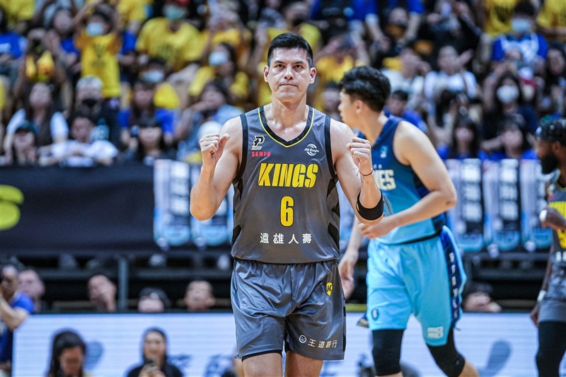 Amigo Yang (front) of the New Taipei Kings clenches his fists in the P.LEAGUE+ finals Game 1 in New Taipei on Saturday. Photo courtesy of PLG