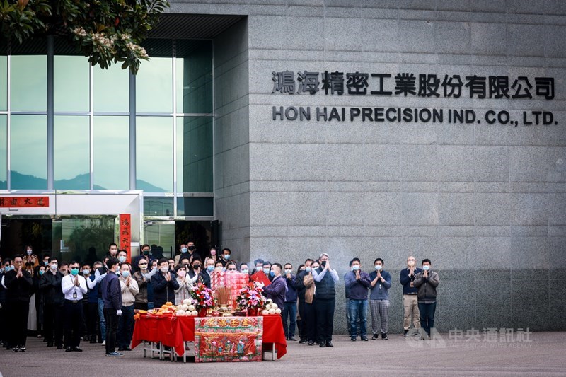Hon Hai Chairman Liu Young-way leads company employees to pray for a good new year at a ceremony held on the first working day following the Lunar New Year holiday -- Feb. 1, 2023 -- at the company headquarters in New Taipei. CNA file photo