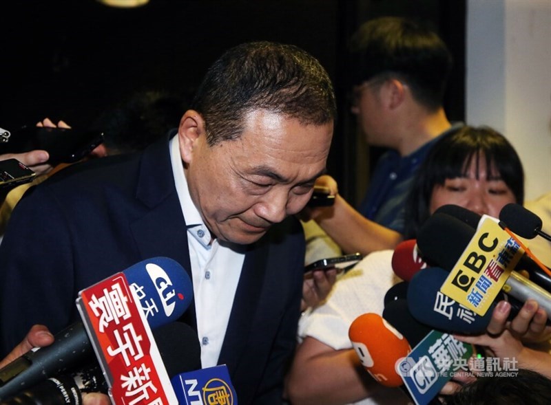 New Taipei City Mayor Hou Yu-ih apologizes over the Kid Castle franchise incident on the sideline of a forum held at National Chengchi University on Thursday. CNA photo June 8, 2023