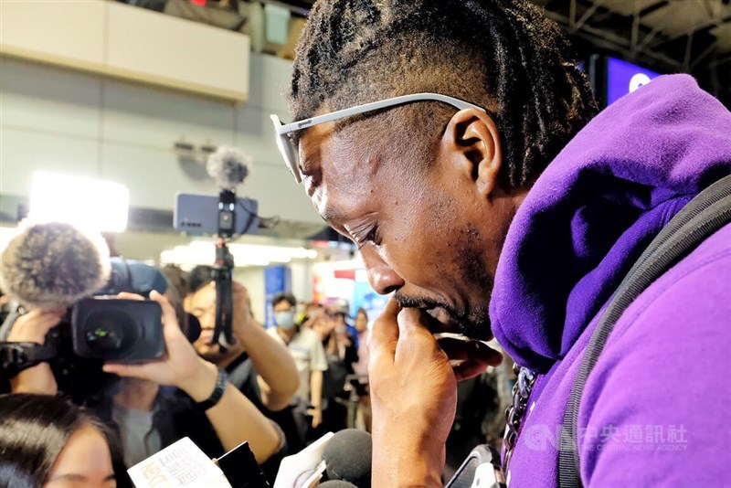 Dwight Howard gets emotional at Taoyuan International Airport before leaving Taiwan on May 30. CNA photo May 30, 2023