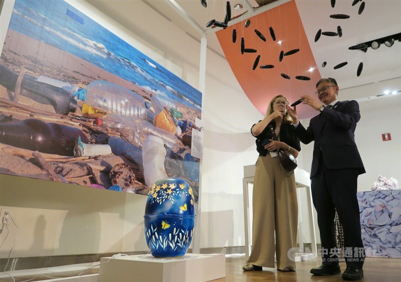 James K.J. Lee (right), director-general of the Taipei Economic and Cultural Office in New York, shows an artwork to a guest at a New York-based exhibition of Taiwanese artists on Wednesday. CNA photo June 9, 2023