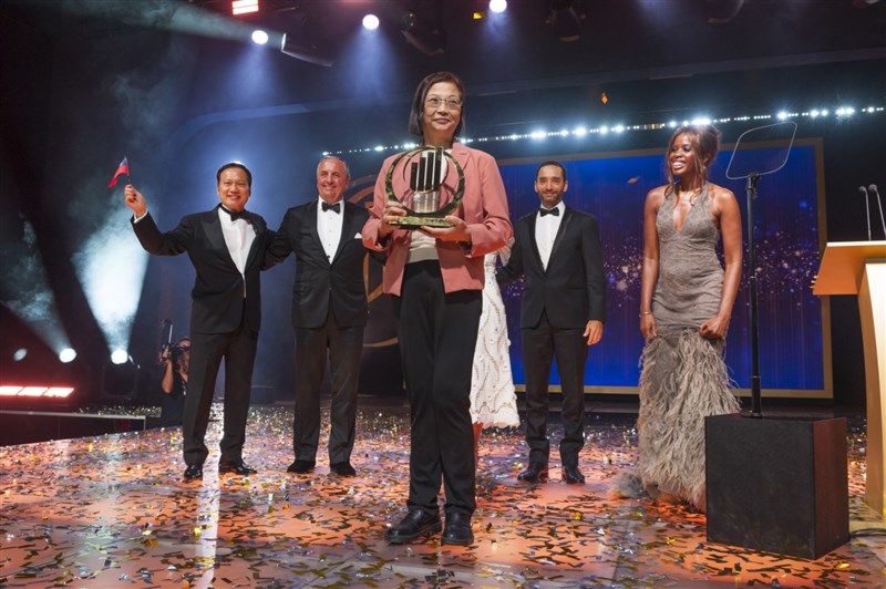 GlobalWafers Chairman Doris Hsu (front) receives the EY World Entrepreneur of The Year award for 2023 in Monaco. Photo courtesy of GlobalWafers