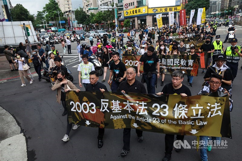 Participants march on Roosevelt Road in Taipei Saturday to demonstrate for freedom and democracy in Hong Kong. CNA photo June 10, 2023