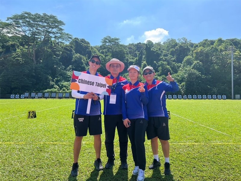 Taiwanese archers Lin Ming-ching (first left), Hsu Yen-hua (second right) and Lo Yi-hsuan (first right) pose for a group picture at the Asia Cup in Singapore held June 5-10. Photo courtesy of the Chinese Taipei Archery Association