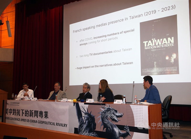 Radio France Internationale and Liberation freelance journalist Adrien Simorre (left) and Wall Street Journal correspondent Joyu Wang (second right) join other Taiwanese journalist at the "News Coverage Amid US-China Geopolitical Rivalry" talk on Saturday. CNA photo June 10, 2023