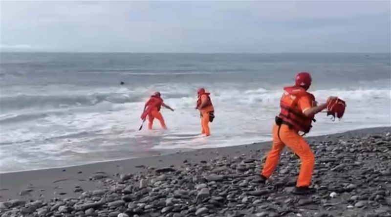 The rescue personnel tries to rescue the couple in Taitung on Saturday. Photo courtesy of Coast Guard Administration June 10, 2023