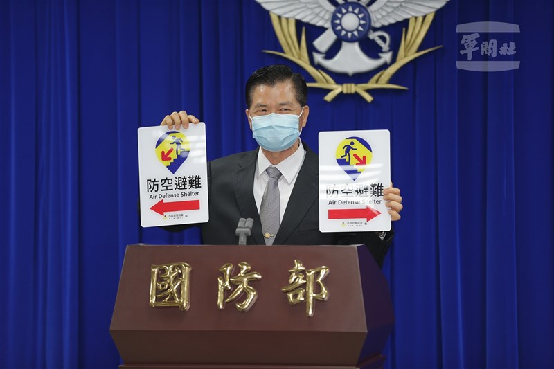 National Police Agency official Lin Guo-hua (林國華) shows two civil defense handbooks at a press conference in Taipei on Tuesday. Photo courtesy of Military News Agency June 13, 2023