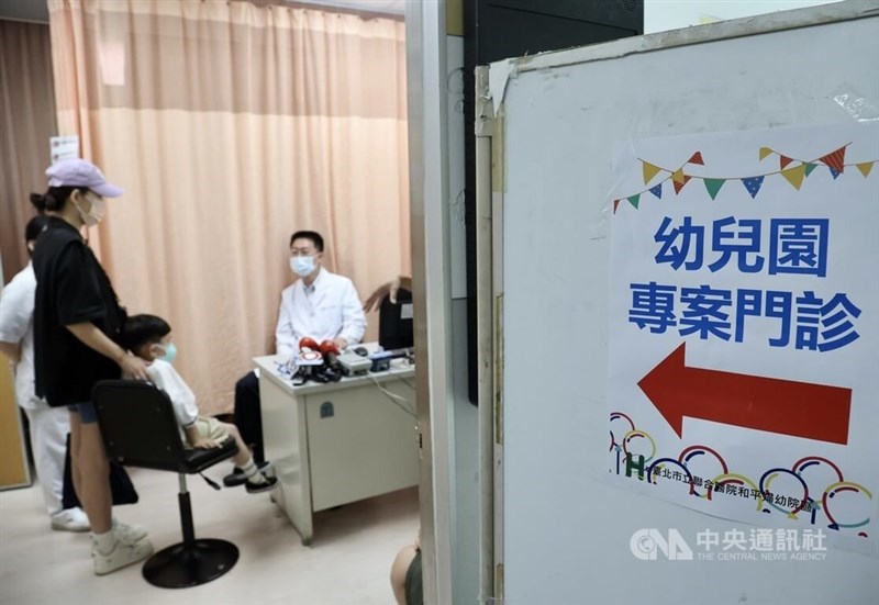 A child receives a medical examination at a Taipei City Hospital Saturday. CNA photo June 17, 2023