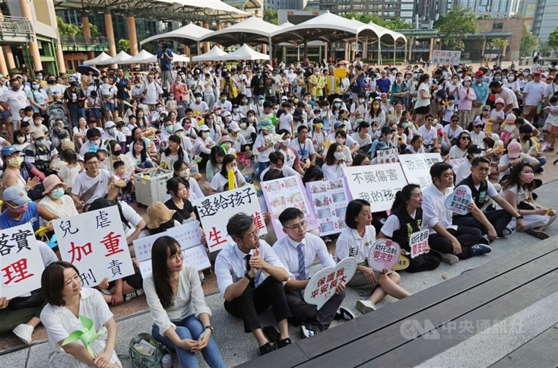 Hundreds of parents and children gather in front of New Taipei City Hall on Sunday to call for transparency on the matter of a preschool in the city that has been accused of sedating its young students. CNA photo June 18, 2023