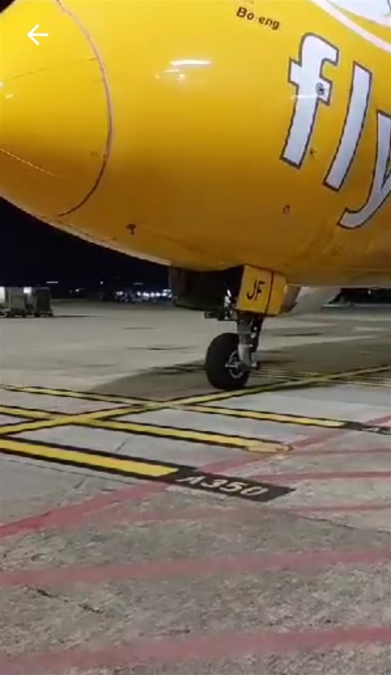 scoot-plane-missing-nose-wheel-lands-in-taiwan-focus-taiwan