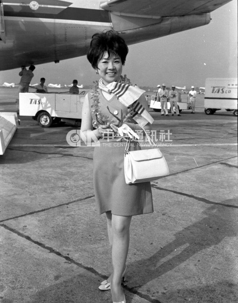Taiwanese vocalist and music professor Phyllis Gomda Hsi at the Taoyuan Airport upon her return to Taiwan in 1969. CNA file photo