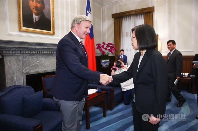 The Republican chairman of the House Committee on Armed Services, Mike Rogers (left) shakes hands with President Tsai Ing-wen at the Presidential Office in Taipei Wednesday. CNA photo June 28, 2023