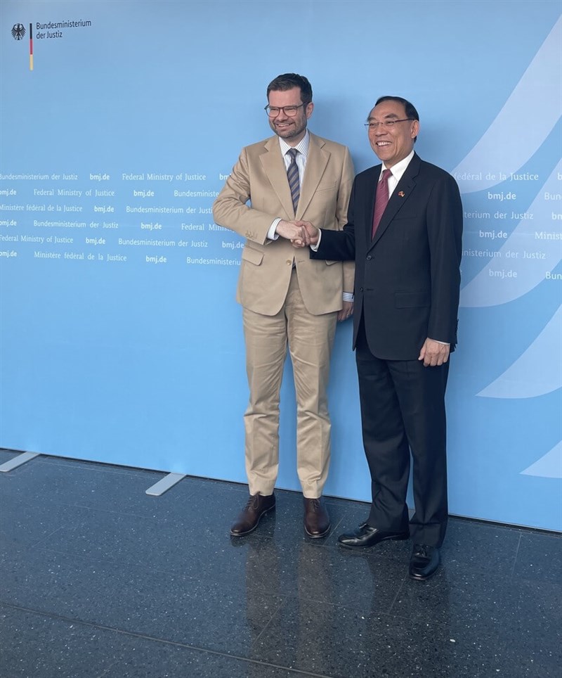 German Justice Minister Marco Buschmann (left) exchange a handshake with Taiwanese Justice Minister Tsai Ching-hsiang (right) at a meeting in Berlin Tuesday. Photo courtesy of Taipei Representative Office in Germany July 5, 2023