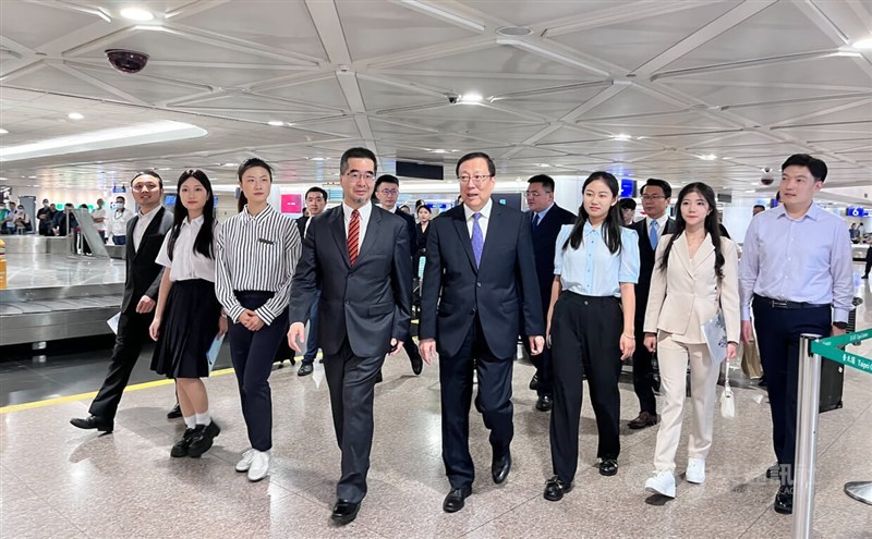 Ma Ying-jeou Foundation Director Hsiao Hsu-tsen (fourth left from front) welcomes a group of Chinese university teachers and students who arrived in Taiwan Saturday for a nine-day exchange program. CNA photo July 15, 2023