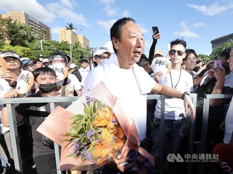 Terry Gou (front center) attends the demonstration at Ketagalan Boulevard in front of the Presidential Office in Taipei Sunday. CNA photo July 16, 2023