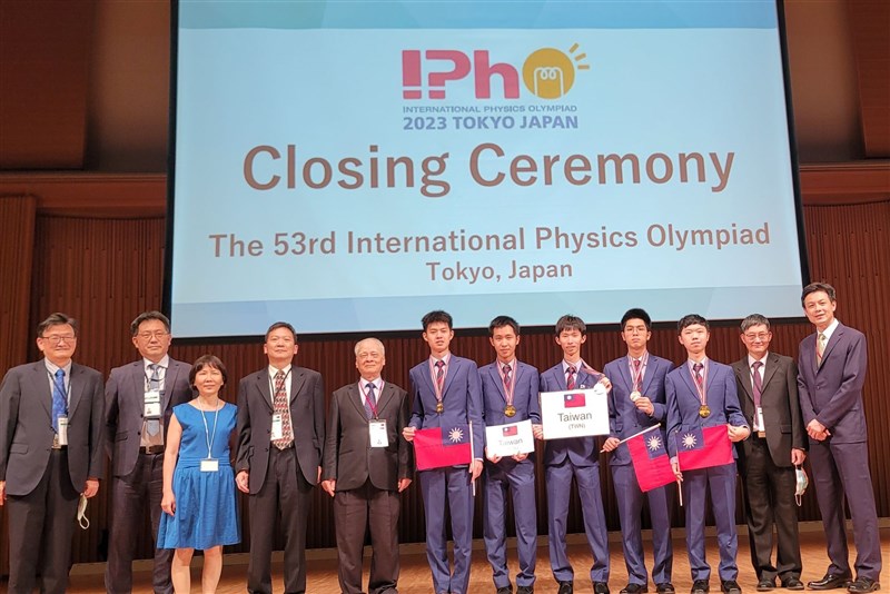 Taiwanese students (from third right to seventh right) who competed in the 2023 International Physics Olympiad in Japan celebrate at the event