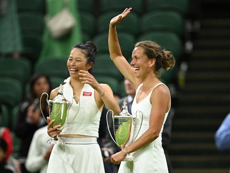 Tennis player Hsieh Su-wei (left) and her Czech partner Barbora Strycova hold their trophies after the game. Photo: Reuters