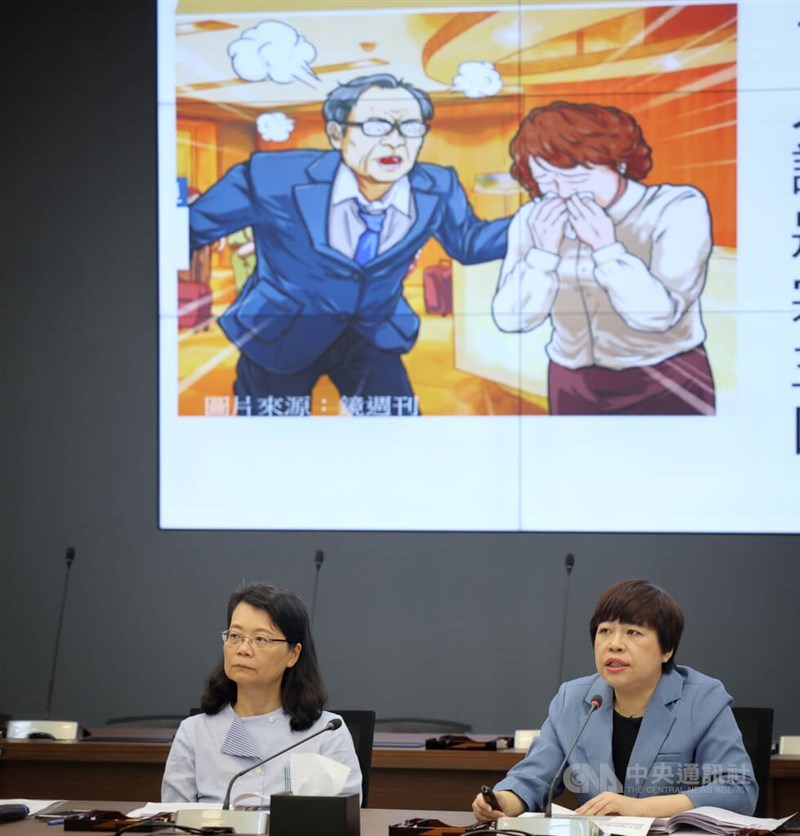 Control Yuan members Wang Mei-yu (left) and Yeh Ta-hua hold a news conference in Taipei Monday, explaining the government