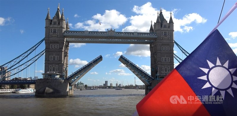 A Republic of China (Taiwan) flag decorated on a vessel travels near the Tower Bridge in London on Oct. 10, 2022. CNA file photo