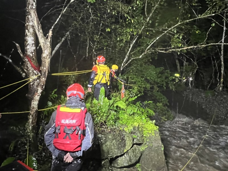 Firefighters of Hualien County Fire Department head to the rescue of a woman who fell into a river on Wednesday. Photo courtesy of Hualien County Fire Department