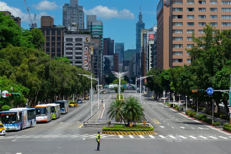 A police officer stands on the Zhongxiao East Road in Taipei on Monday during the Wanan drill. CNA photo July 24, 2023