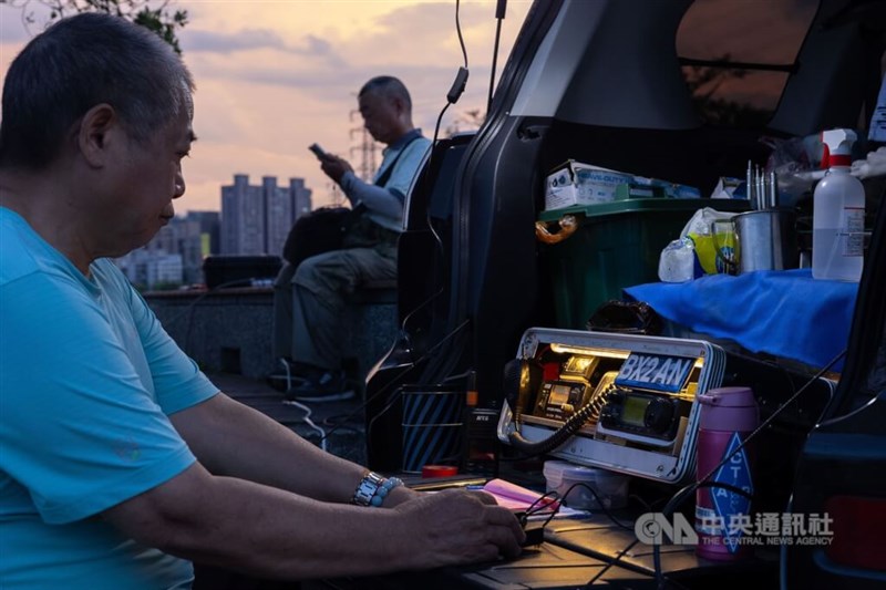 Members of the Chinese Taipei Amateur Radio League practice using wireless communications devices. CNA file photo