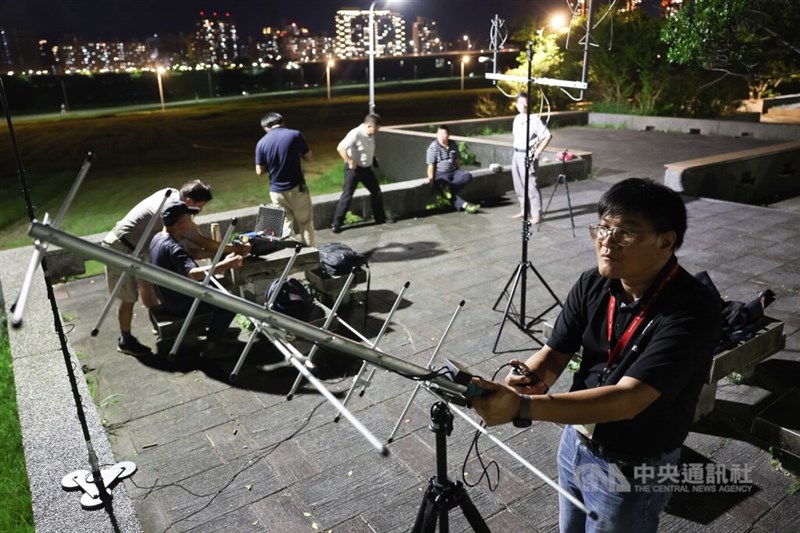 Chinese Taipei Amateur Radio League secretary-general David Kao adjusts a radio antenna. CNA file photo