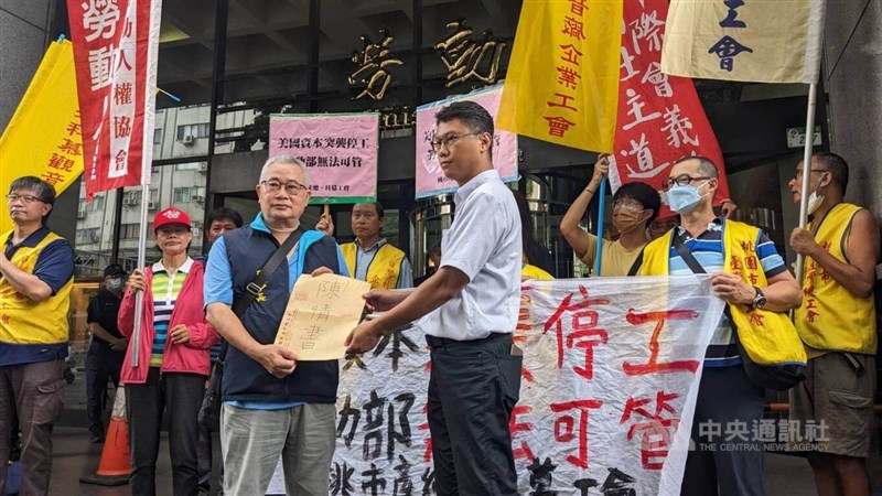 Labor ministry official Chin Shih-ping receiving protester
