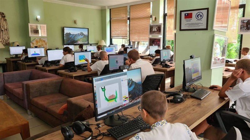 Ukrainian pupils evacuated to Turkey learn how to draw pictures on Taiwan-donated computers. Photo courtesy of Taipei Economic and Cultural Mission in Ankara