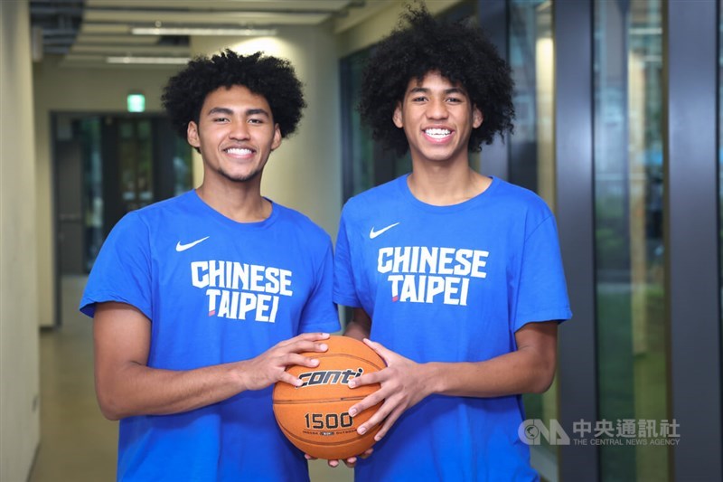 Taiwanese-American brothers Adam Hinton (left) and Robert Hinton pose for the press at Taipei Heping Basketball Gymnasium Thursday. CNA photo Aug. 17, 2023