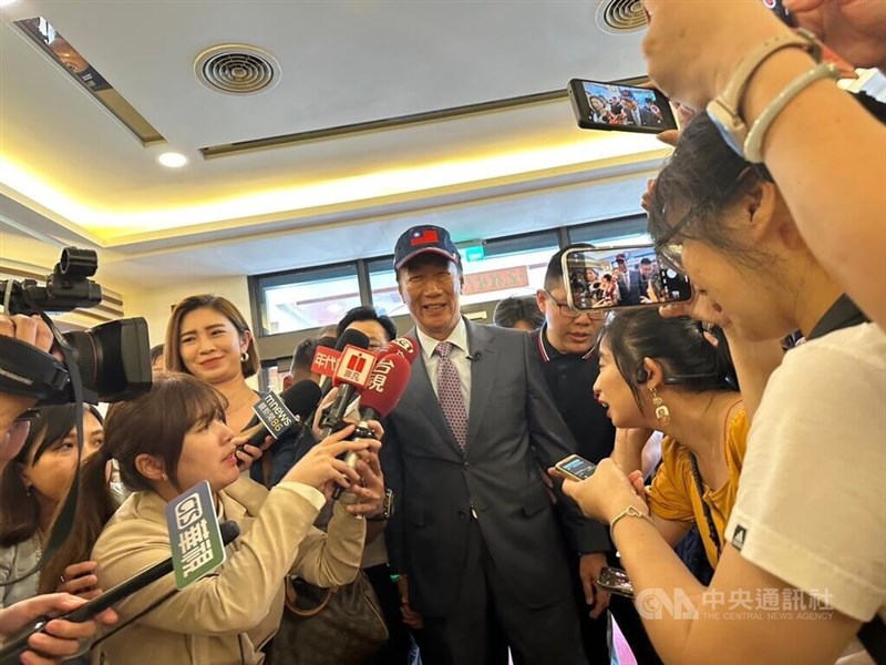 Terry Gou (center, with hat) answers questions from journalists in Kinmen Tuesday. CNA photo Aug. 22, 2023