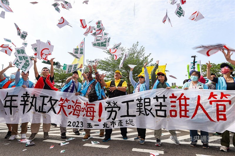 Labor groups and members of the public rally in Taipei on May 1, 2023. CNA file photo