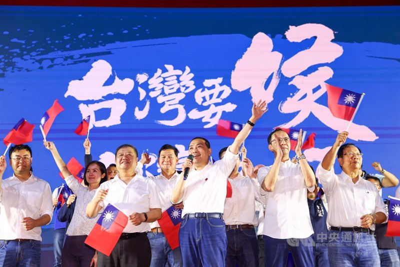 New Taipei Mayor Hou Yu-ih, accompanied by Kuomintang Chairman Eric Chu (second right) speaks at a campaign rally held in Xinzhuang District, New Taipei on July 20, 2023. CNA file photo