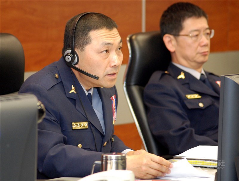 Hou Yu-ih (left), then National Police Agency chief, monitors the situation on the presidential election day on March 22, 2008, through video conferencing with police units across Taiwan. CNA file photo