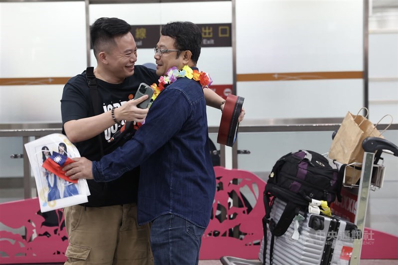 Lee hugs his friend at Taipei Songshan Airport on Saturday. CNA photo Sep. 2, 2023