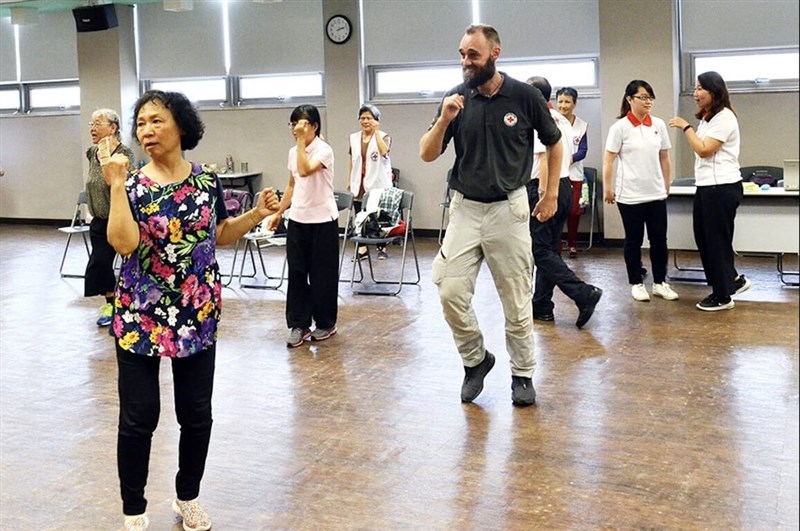 During the week from April 26 to May 2 in 2019, Pedersen joins a dance class for senior citizens in Taipei. Photo courtesy of Torbjørn Pedersen