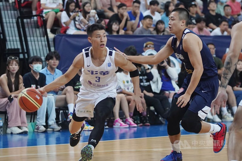 Taiwanese basketball player Lin Ping-sheng (left) plays during a William Jones Cup game in Taipei Aug. 18, 2023 CNA file photo