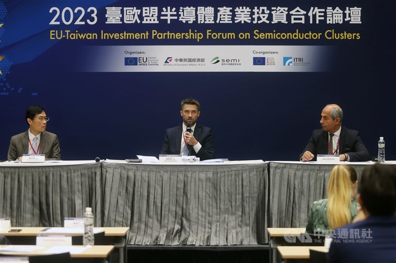 EETO head Filip Grzegorzewski (center) speaks at a forum, where he was joined by Deputy Economics Minister Chen Chern-chyi (left) and President of SEMI Europe Laith Altimime, in Taipei Thursday. CNA photo Sept. 7, 2023