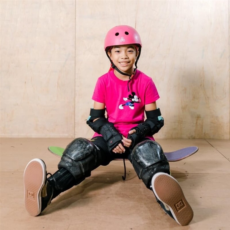 Lin Yi-fan sits on her skateboard all geared up. Photo courtesy of Yang Min-fang