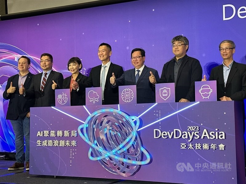 Microsoft Taiwan General Manager Sean Pien (center), Premier Cheng Wen-tsang (third right) and Deputy Minister of Digital Affairs Lee Huai-jen (second right) pose for a group photo at DevDays Asia 2023 in Taipei Monday. CNA photo Sept. 11, 2023
