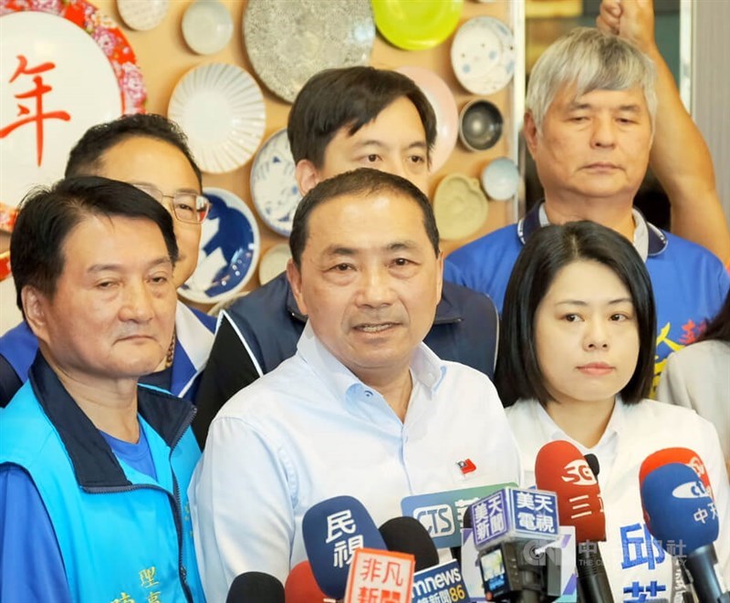 New Taipei Mayor Hou Yu-ih (front center), the presidential candidate for the Kuomintang, takes an interview with the press in Taoyuan Sunday. CNA photo Sept. 10, 2023