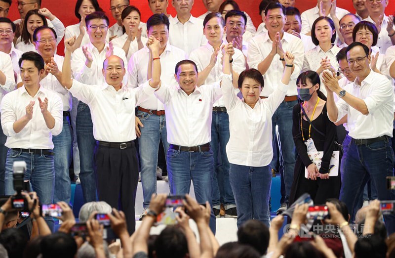 From left to right in front row: Taipei Mayor Chiang Wan-an, Kuomintang